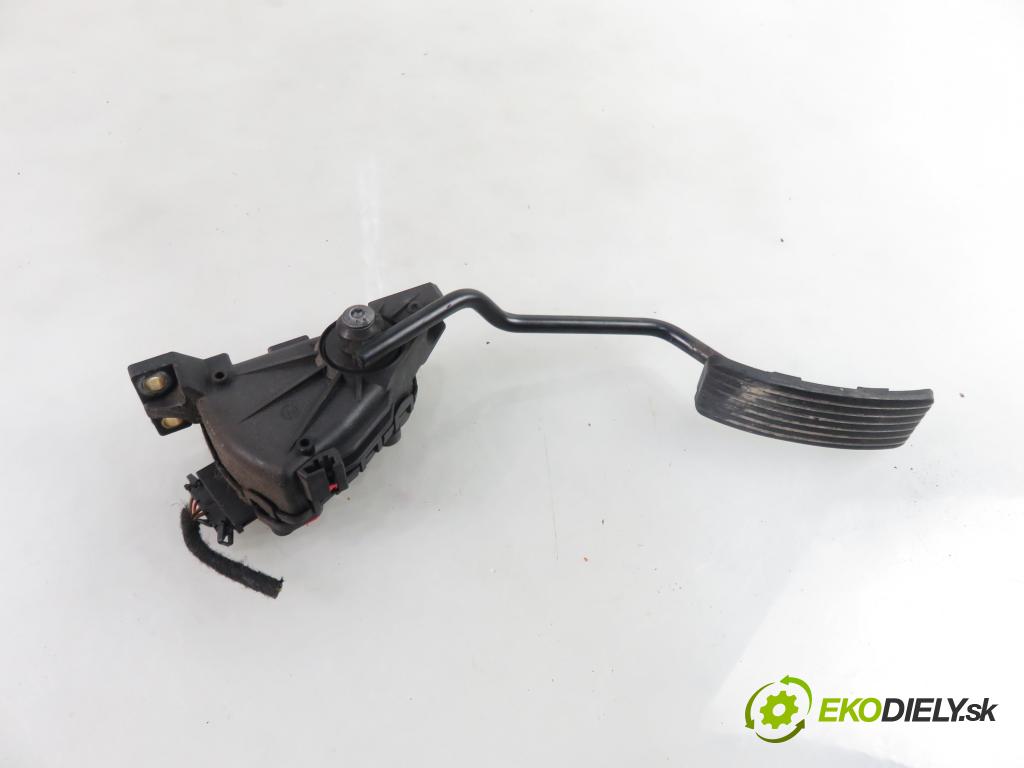 VOLVO V40 Kombi (645) KOMBI 2002 85,00 1.9 DI 116 - D 4192 T3 1870,00 Potenciometer plynového pedálu M865642 (Pedále)