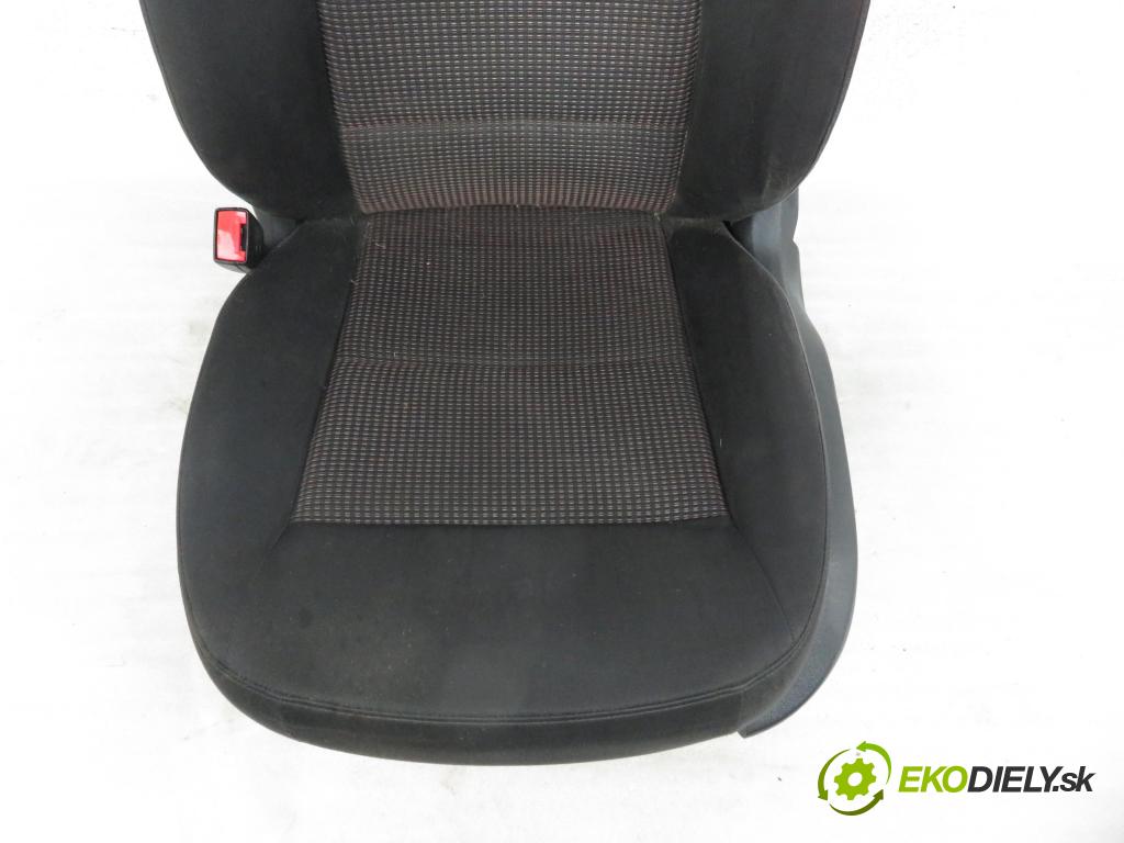 AUDI Q5 (8R) SUV 2011 125,00 2.0 TDI quattro - CGLB 1968,00 Sedadlo šoféri