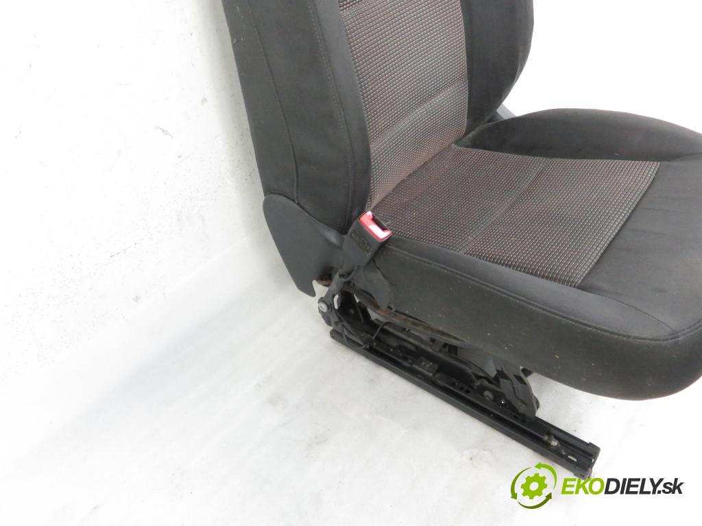 AUDI Q5 (8R) SUV 2011 125,00 2.0 TDI quattro - CGLB 1968,00 Sedadlo šoféri