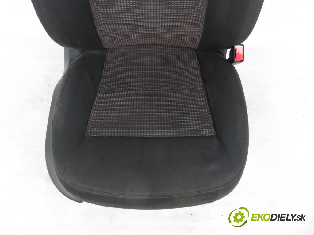 AUDI Q5 (8R) SUV 2011 125,00 2.0 TDI quattro - CGLB 1968,00 Sedadlo CESTUJÚCI/PP