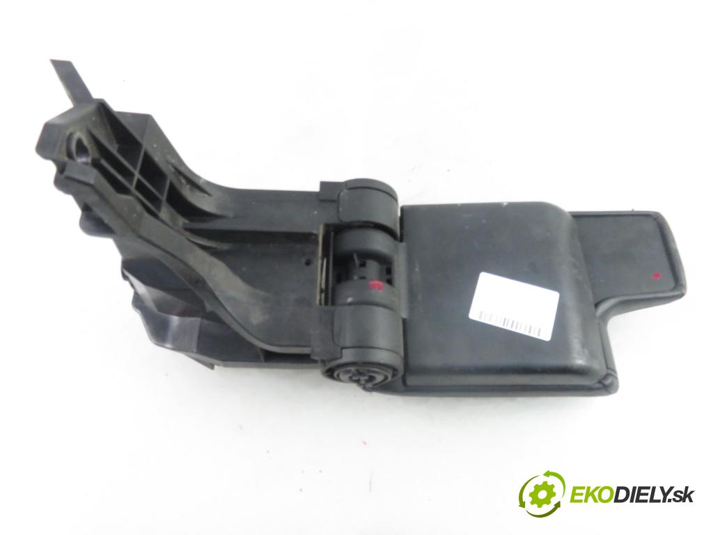 BMW 3 (E46) SEDAN 1999 100,00 320 d 136 - M47 D20 (204D1) 1951,00 Lakťová opierka 8213678