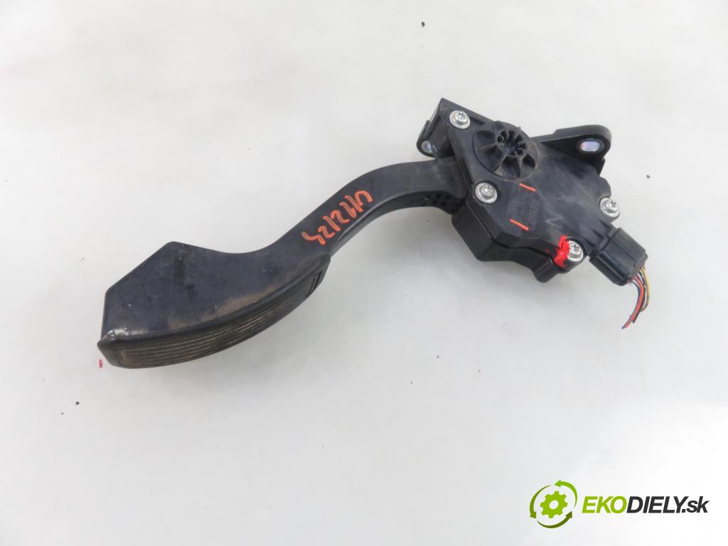 TOYOTA AURIS (_E15_) HB 2007 66,00 1.4 D-4D 90 - 1ND-TV 1364,00 Potenciometer plynového pedálu 7811012010 ; 1988007310 (Pedále)