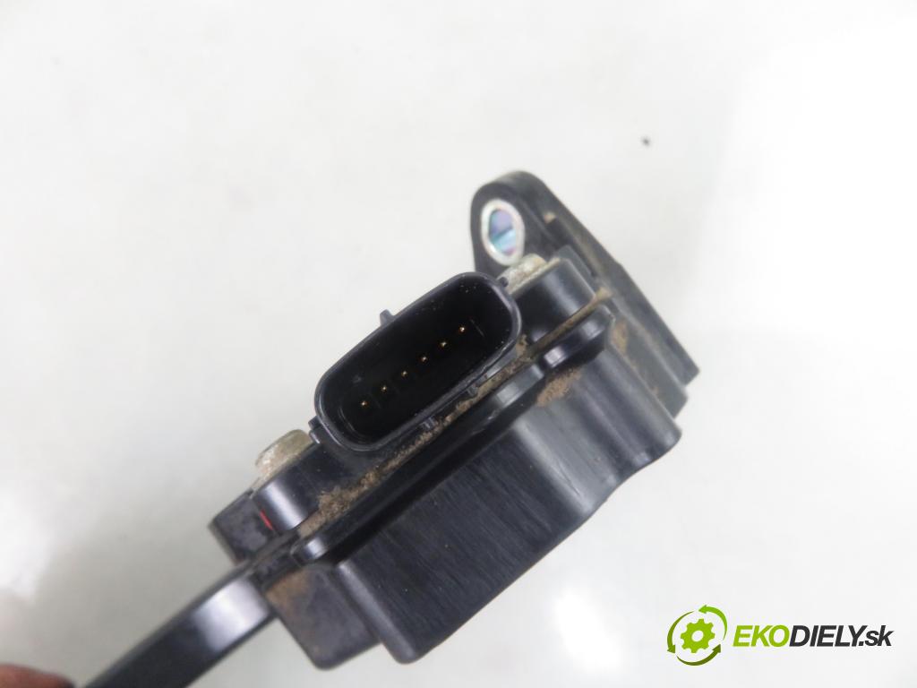 TOYOTA AURIS (_E15_) HB 2007 66,00 1.4 D-4D 90 - 1ND-TV 1364,00 Potenciometer plynového pedálu 7811012010 ; 1988007310 (Pedále)