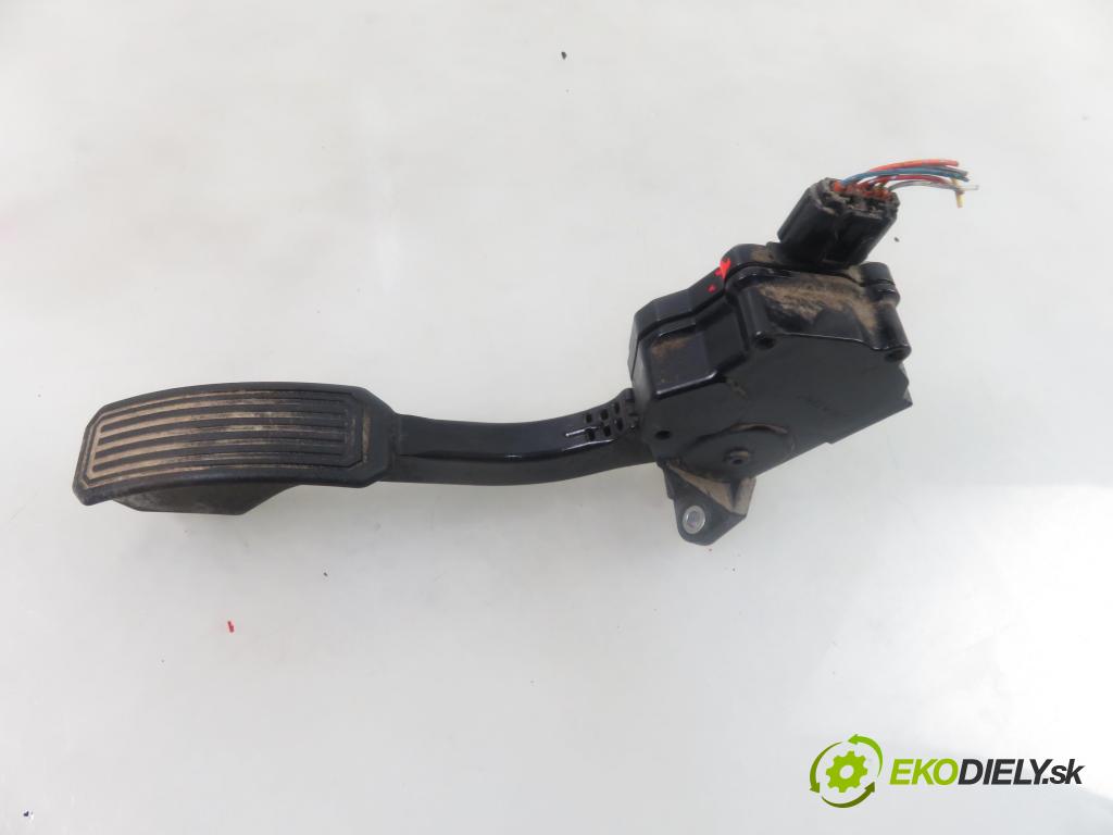 TOYOTA AURIS (_E15_) HB 2007 66,00 1.4 D-4D 90 - 1ND-TV 1364,00 Potenciometer plynového pedálu 7811012010 ; 1988007310 (Pedále)