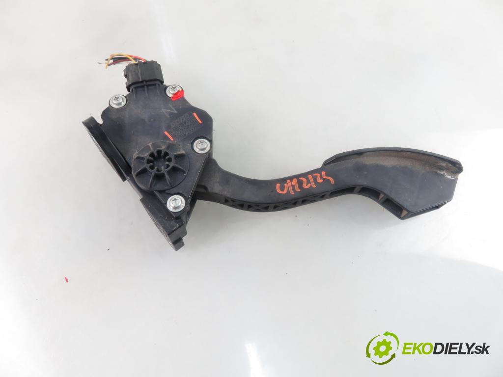 TOYOTA AURIS (_E15_) HB 2007 66,00 1.4 D-4D 90 - 1ND-TV 1364,00 Potenciometer plynového pedálu 7811012010 ; 1988007310 (Pedále)