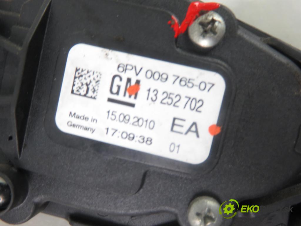 OPEL ASTRA J HB 2011 81,00 1.7 CDTI - A 17 DTJ 1686,00 Potenciometer plynového pedálu 13252702EA (Pedále)