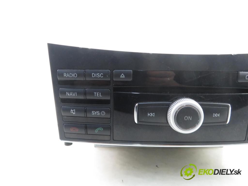 MERCEDES-BENZ KLASA E (W212) SEDAN 2009 125,00 E 220 CDI 170 BlueTEC - OM 651.924 2143,00 RADIO CD 2129065500 ; 2128700289 ; 2129027200