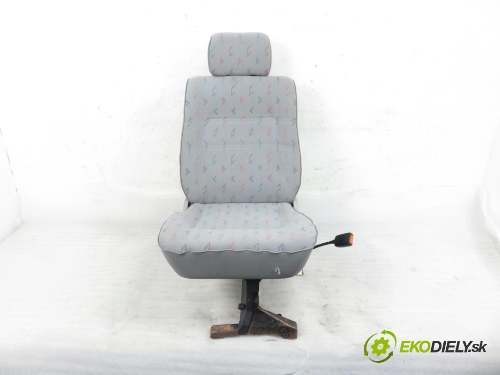 VW TRANSPORTER IV Skrzynia (70XA) BUS 1996 57,00 2.4 D 78 - AAB 2370,00 Sedadlo 2 rad pravy