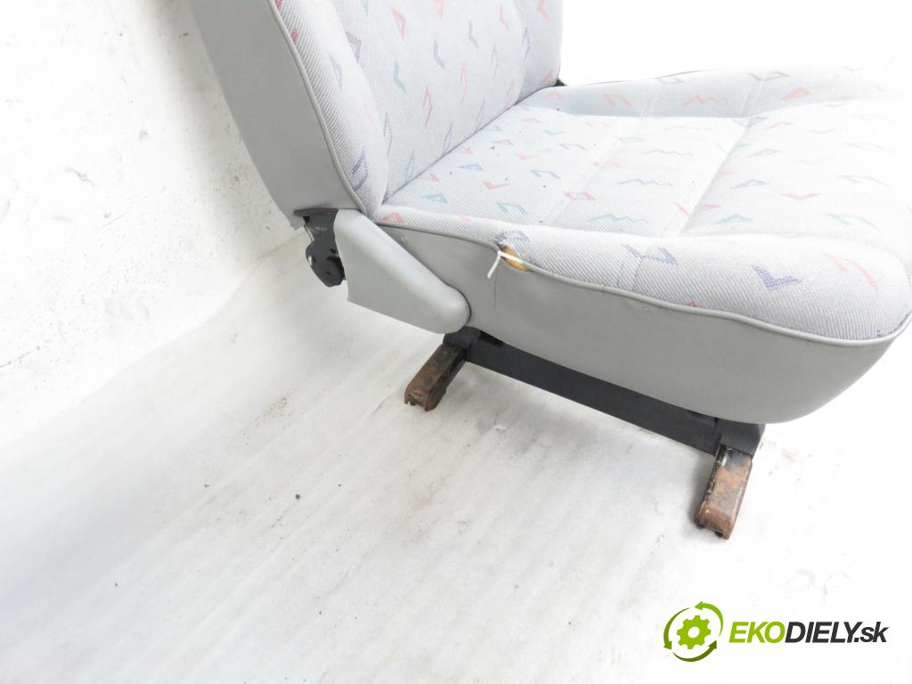 VW TRANSPORTER IV Skrzynia (70XA) BUS 1996 57,00 2.4 D 78 - AAB 2370,00 Sedadlo 2 rad pravy