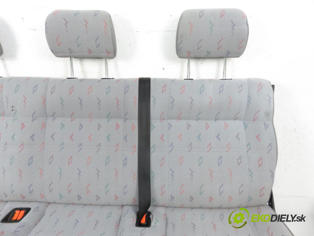 VW TRANSPORTER IV Skrzynia (70XA) BUS 1996 57,00 2.4 D 78 - AAB 2370,00 Sedadlá, sedačky Sedadlo