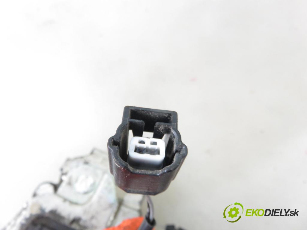 RENAULT MASTER III Skrzynia (FV) FURGON 2010 74,00 2.3 dCi 100 FWD - M9T 676 2298,00 zámok dvierka 8200766888H