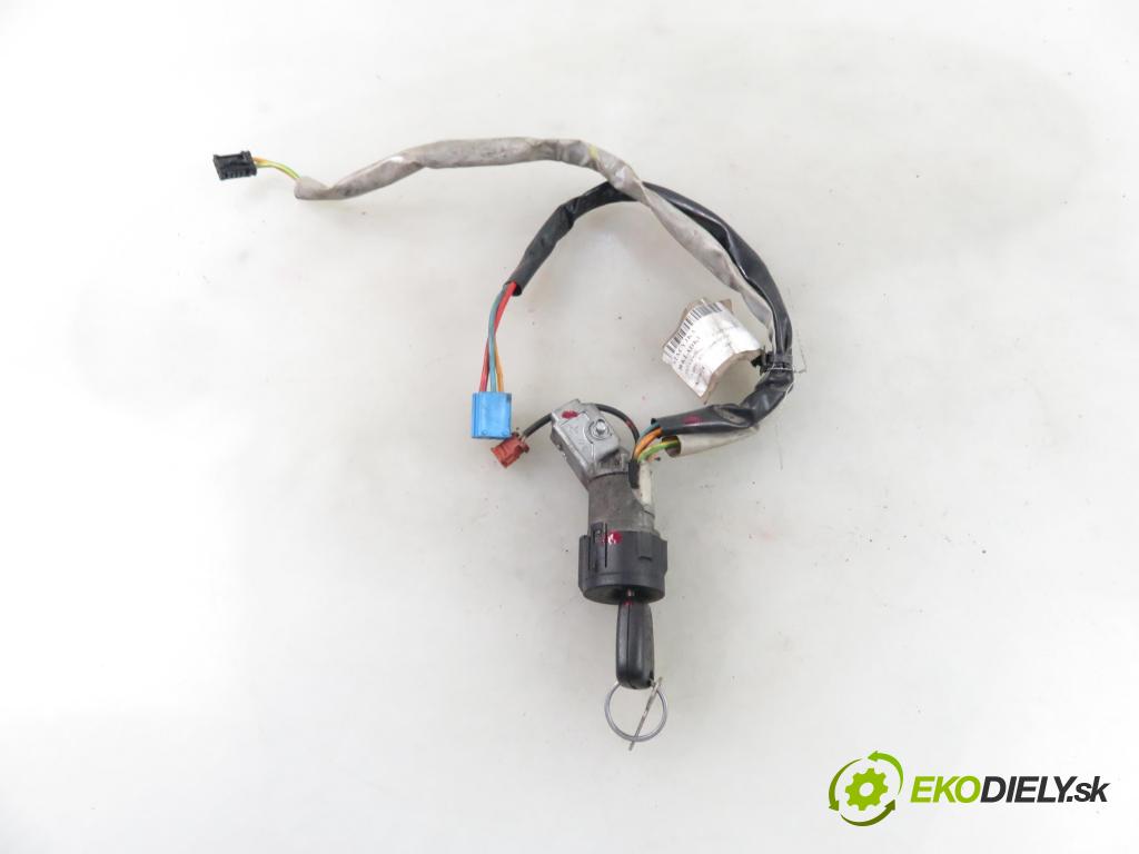 PEUGEOT PARTNER Combispace (5F) KOMBIVAN 2005 66,00 2.0 HDI - RHY (DW10TD) 1997,00 spinačka  (Spínacie skrinky a kľúče)