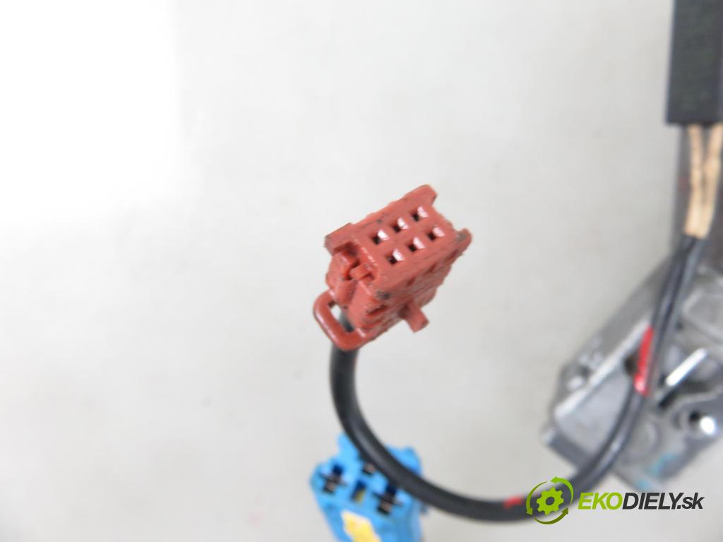 PEUGEOT PARTNER Combispace (5F) KOMBIVAN 2005 66,00 2.0 HDI - RHY (DW10TD) 1997,00 spinačka  (Spínacie skrinky a kľúče)