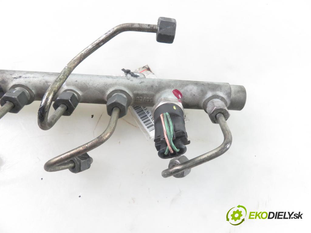 VOLVO V40 Kombi (645) KOMBI 2001 85,00 1.9 DI 116 - D 4192 T3 1870,00 Lišta vstrekovacia 7700111013 ; 0445214015 ; 0281002522 (Vstrekovacie lišty)