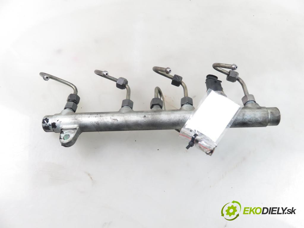 VOLVO V40 Kombi (645) KOMBI 2001 85,00 1.9 DI 116 - D 4192 T3 1870,00 Lišta vstrekovacia 7700111013 ; 0445214015 ; 0281002522 (Vstrekovacie lišty)