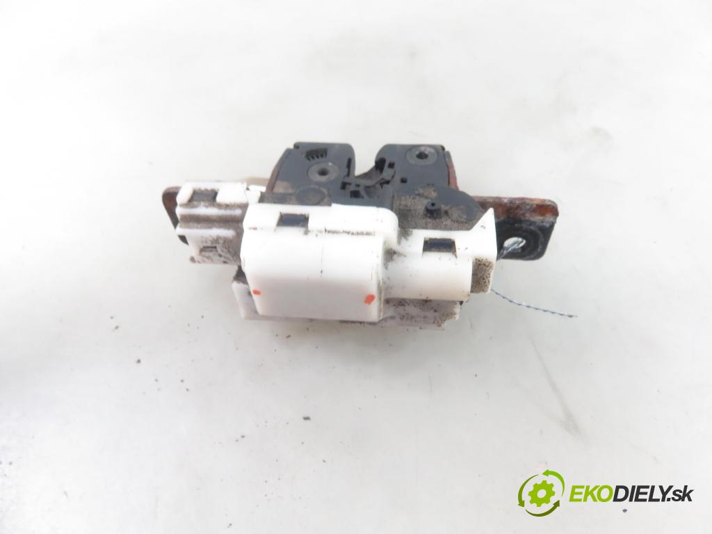 RENAULT SCENIC II (JM0/1_) MINIVAN 2004 88,00 1.9 dCi 120 - F9Q 812 1870,00 zámok dveří kufr EL. 8200076240D