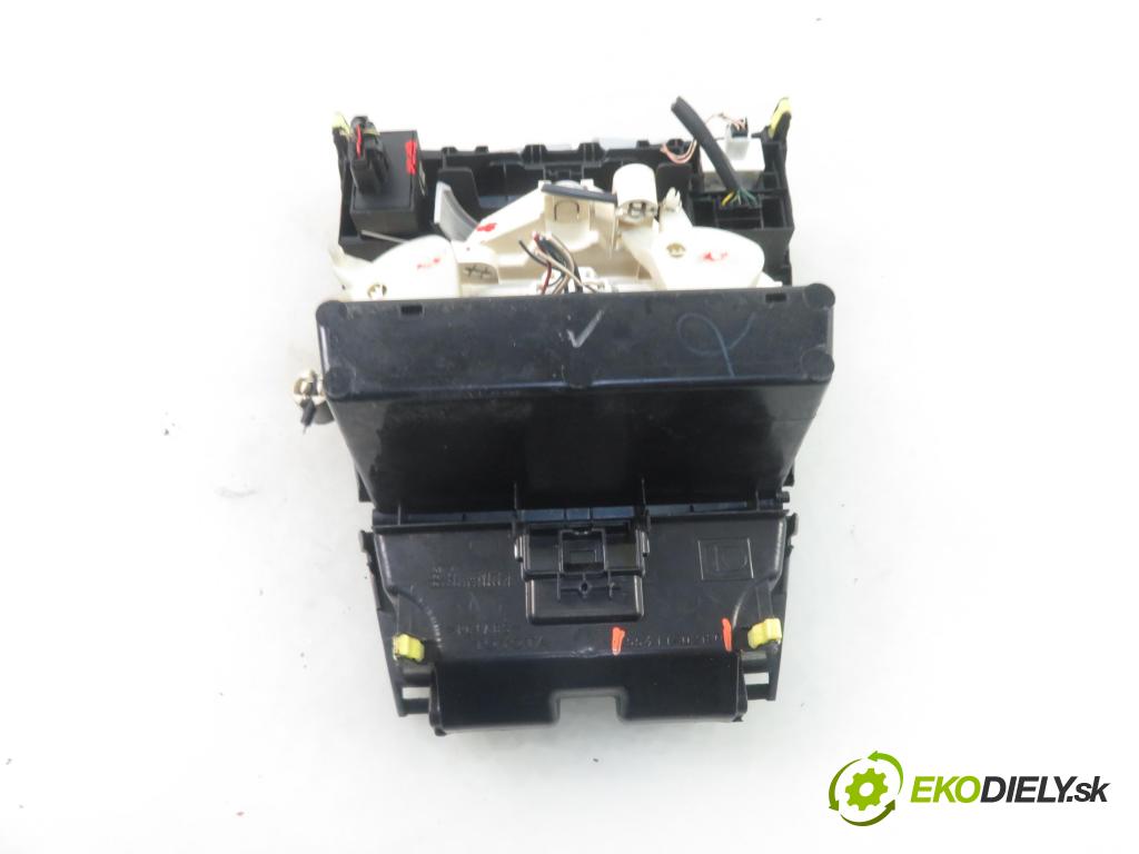 TOYOTA COROLLA kombi (_E12_) KOMBI 2004 66,00 2.0 D-4D (CDE120_) - 1CD-FTV 1995,00 Panel kúrenia KLIMATIZACE: 5541102180