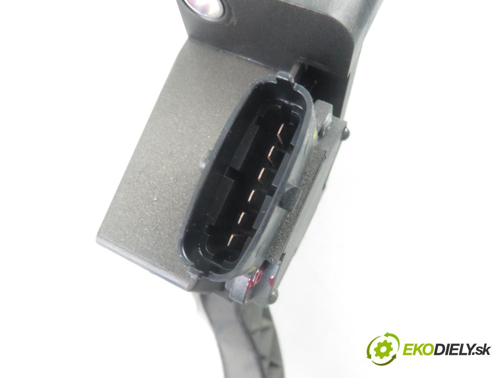 IVECO DAILY VI Furgon FURGON 2020 100,00 3.0 NaturalPower 136 - F1CFA401C 2998,00 Potenciometer plynu 504061734 ; 0281002632 ; F01C050007 (Pedále)