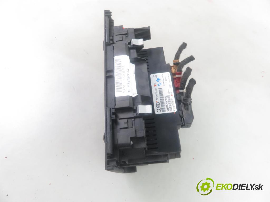 AUDI A3 (8P1) HB 2006 77,00 1.9 TDI PD 105 - BKC 1896,00 Panel kúrenia KLIMATRONIK 8P0820043H ; 412206018027