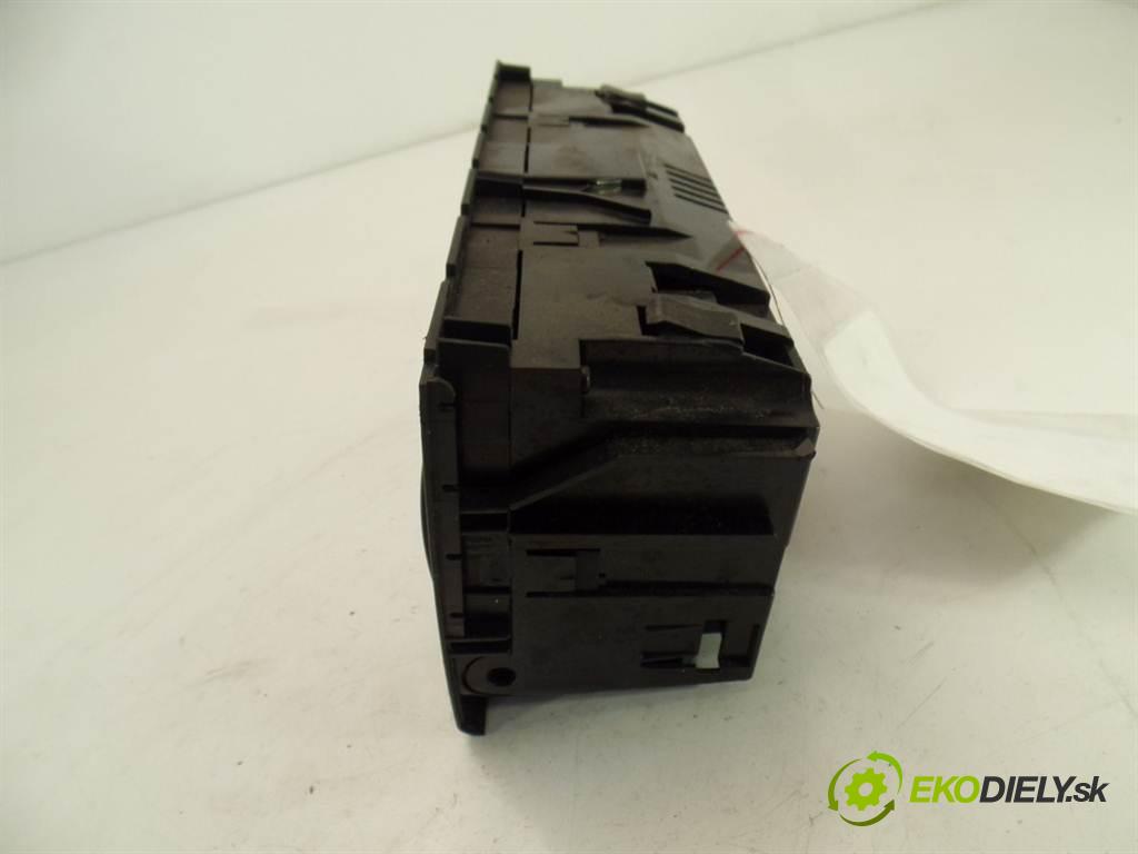 Audi A4 B7  2006  KOMBI 5D 2.0TDI 136KM 04-08 2000 Panel ovládania kúrenia 8E0820043BM (Prepínače, spínače, tlačidlá a ovládače kúrenia)