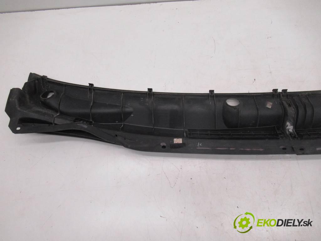 Toyota Corolla E12  2003  KOMBI 5D 1.4VVTI 97KM 02-07 1400 Torpédo, plast pod čelné okno 55782-02050 (Torpéda)