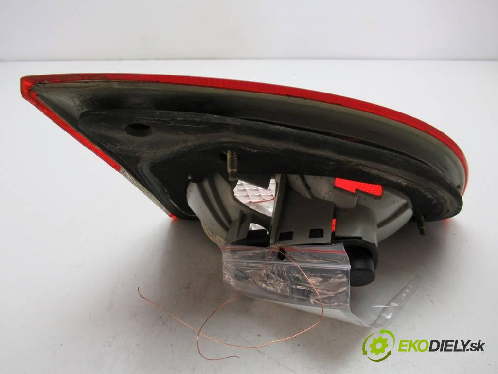 Toyota Avensis  1999  T22 KOMBI 5D 1.6B 110KM 98-03 1600 Svetlo zad pravá vnútorná  (Ostatné)