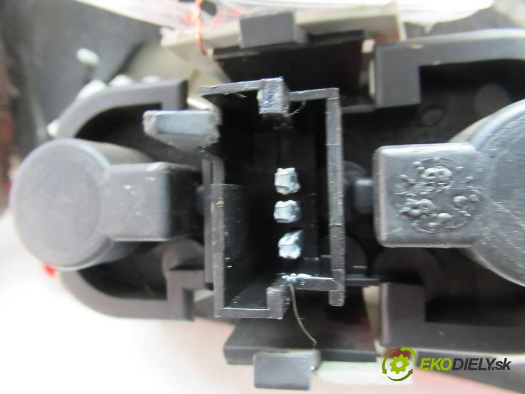 Toyota Avensis  1999  T22 KOMBI 5D 1.6B 110KM 98-03 1600 Svetlo zad pravá vnútorná  (Ostatné)