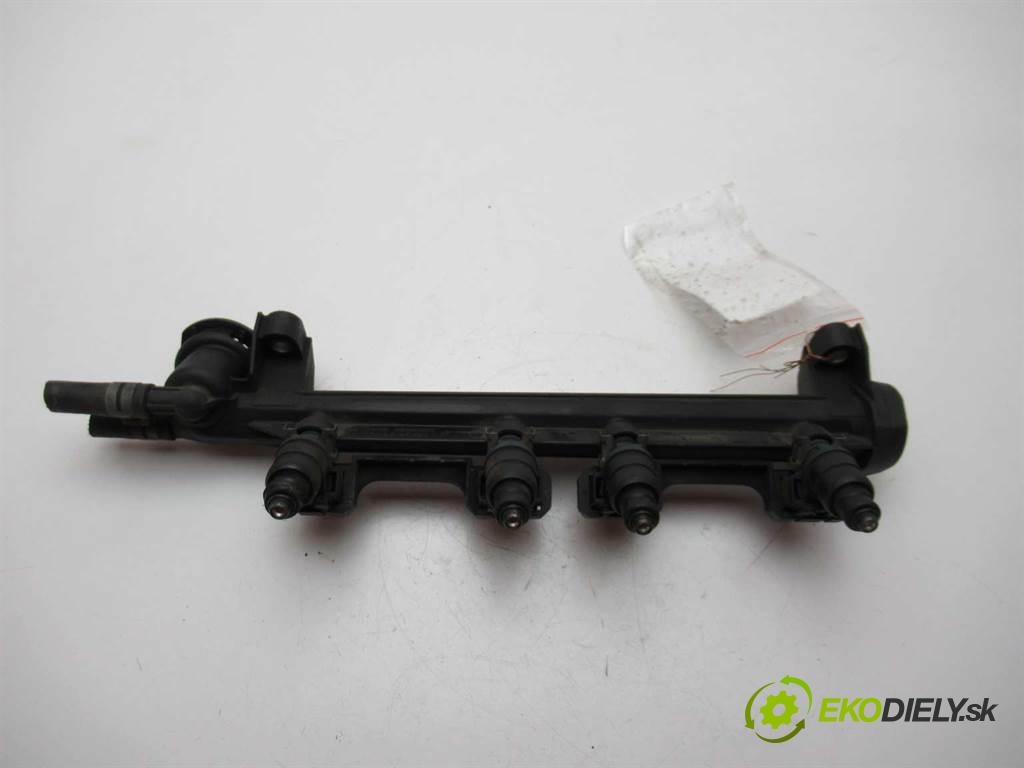 Skoda Octavia I LIFT  2002  SEDAN 4D 1.6B 101KM 00-10 1600 lišta vstřikovací vstřikovací ventily 06A133317A