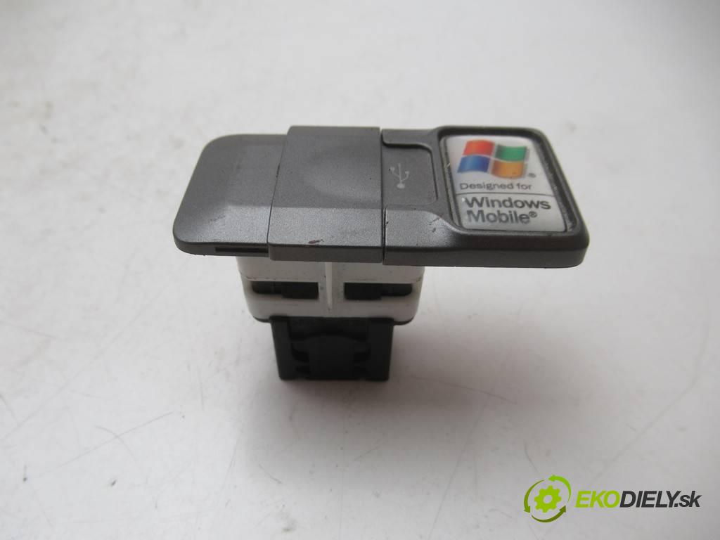 Fiat Punto Evo    HATCHBACK 5D 1.4B 77KM 09-12  zásuvka - USB 735493636