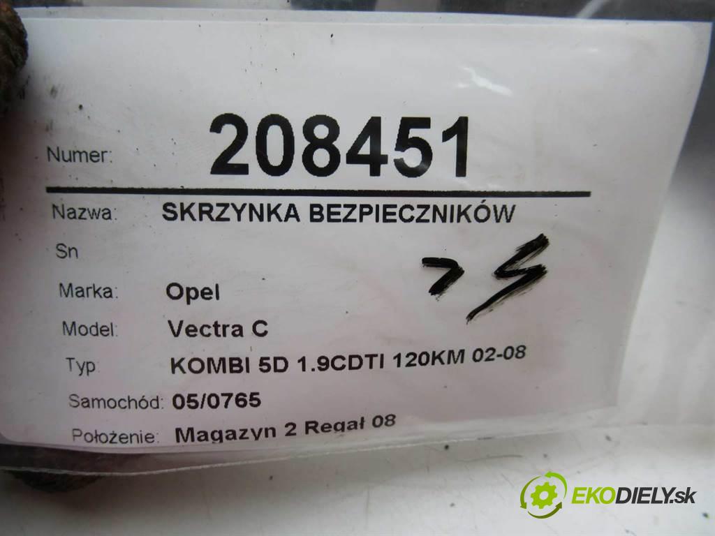 Opel Vectra C  2004  KOMBI 5D 1.9CDTI 120KM 02-08 1900 Skrinka poistková 13181983 (Poistkové skrinky)