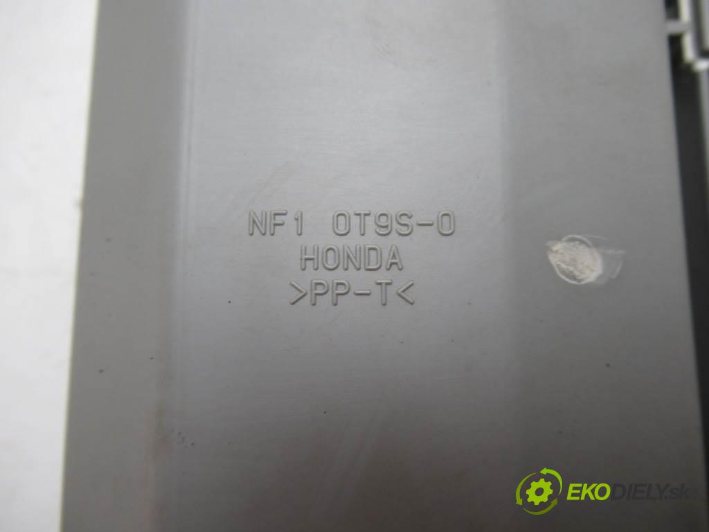 Honda Accord VII  2004  KOMBI 5D 2.0B 155KM 02-08 2000 svetlo stropné  (Osvetlenie interiéru)