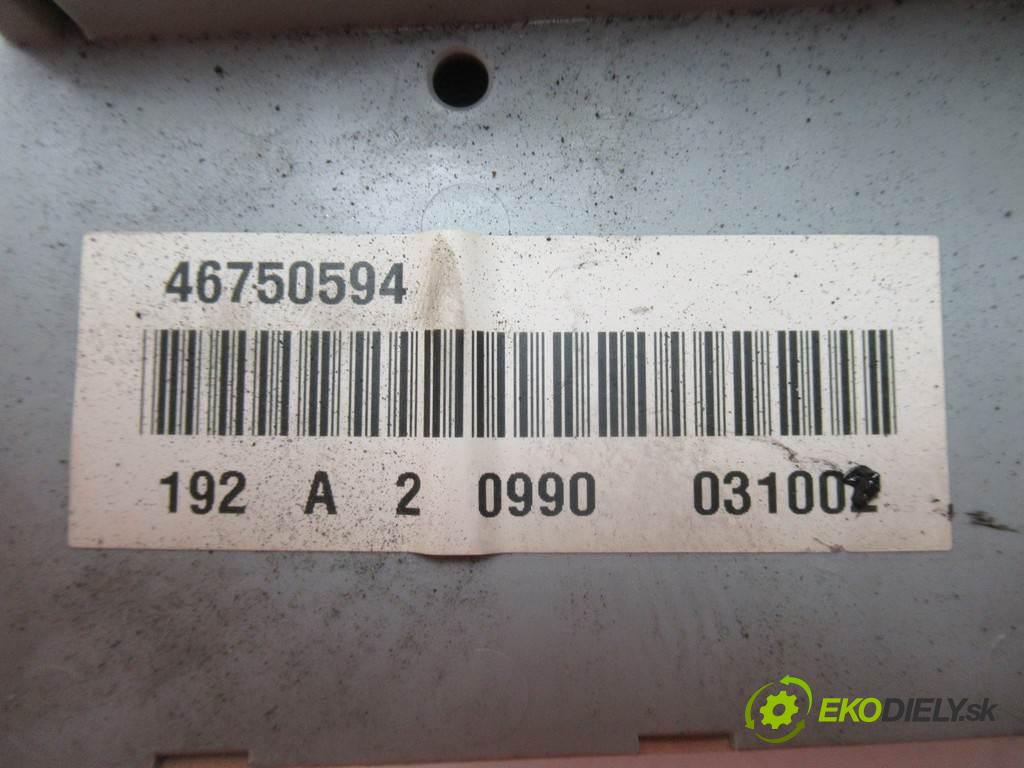 Fiat Stilo    HATCHBACK 5D 1.6B 103KM 01-07  skříňka poistková 46750594 (Pojistkové skříňky)