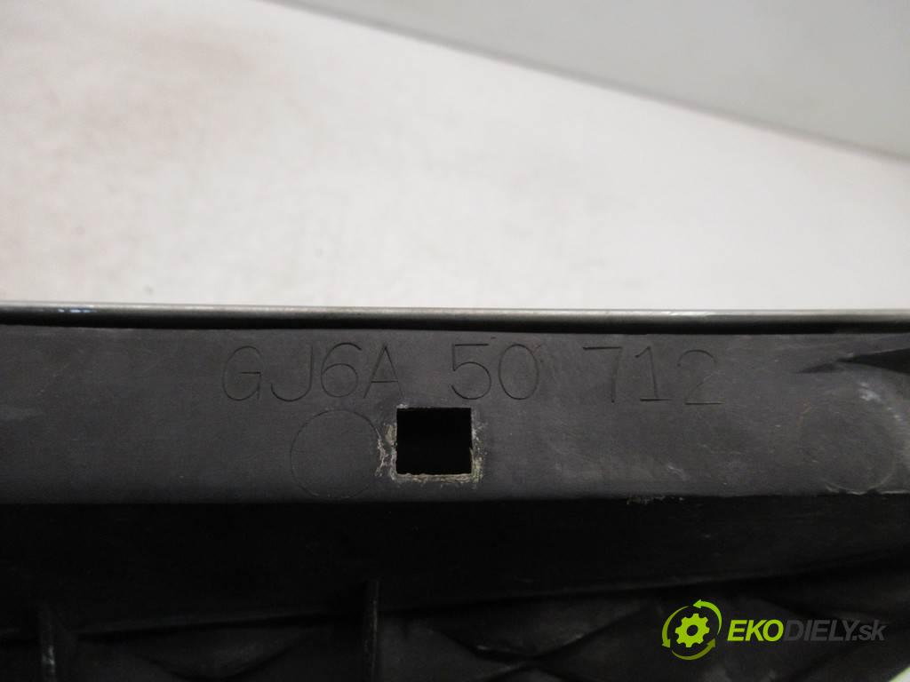 Mazda 6  2004 100 kw KOMBI 5D 2.0D 136KM 02-07 2000 mřížka maska  (Mřížky (masky) chladičů)