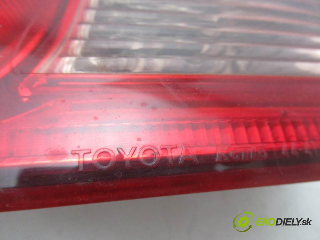 Toyota Avensis Verso  2003 85 kw 2.0D4D 116KM 01-09 2000 světlo zadní část pravá vnitřní