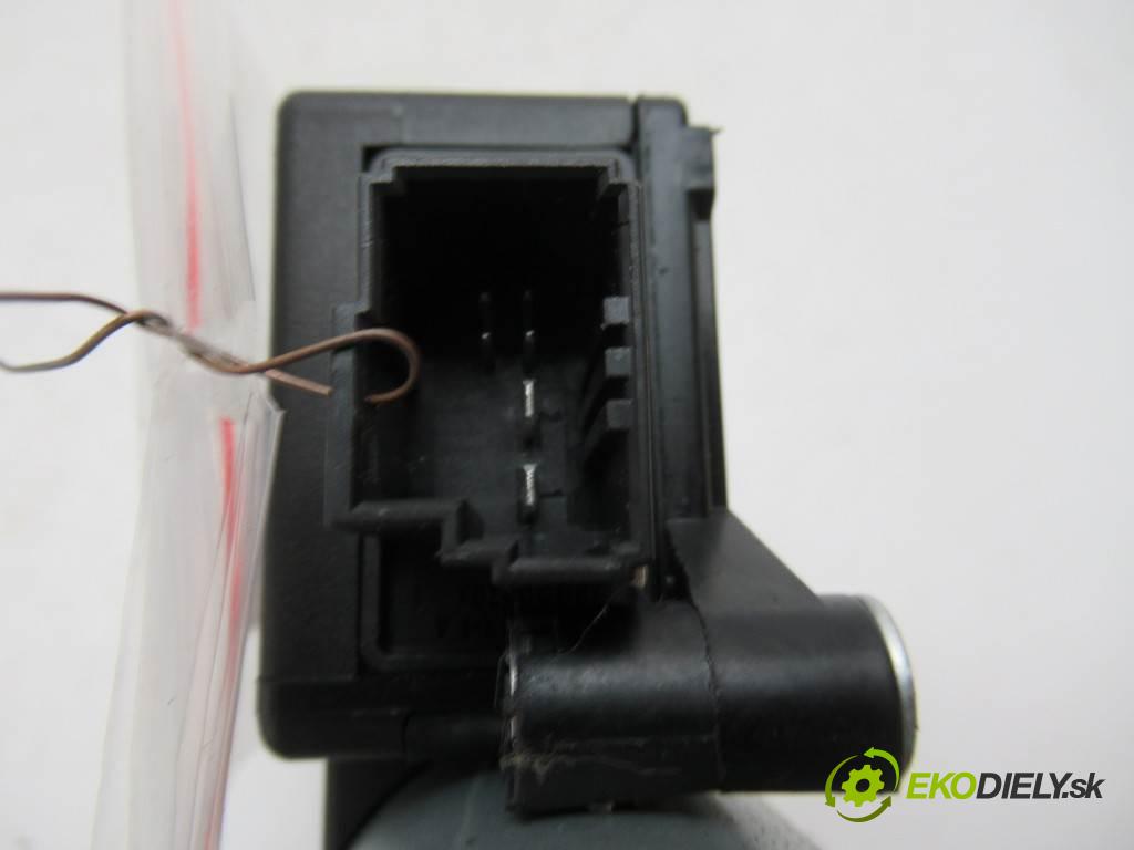 BMW F01 750i    SEDAN 4D 4.4B 408KM 08-15  Motorček strešného okna 1717822 (Motorčeky ovládania strešného okna)