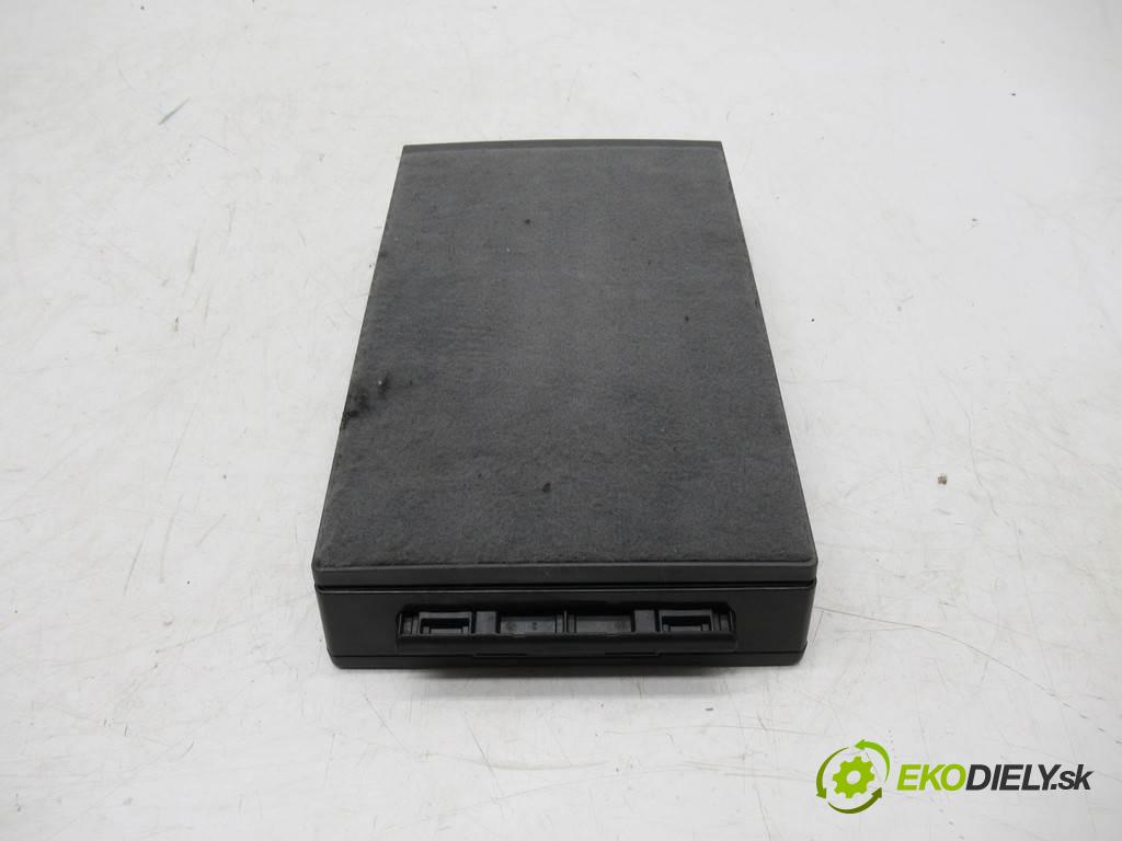 BMW F01 750i    SEDAN 4D 4.4B 408KM 08-15  Priehradka, kastlík koberček na lyže 7213422 (Ostatné)