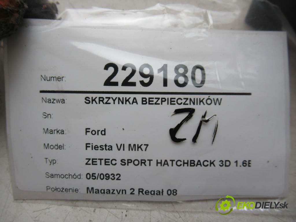 Ford Fiesta VI MK7  2010 120KM ZETEC SPORT HATCHBACK 3D 1.6B 120KM 08-12 1600 skříňka poistková 8V5T-14A005-AGF (Pojistkové skříňky)