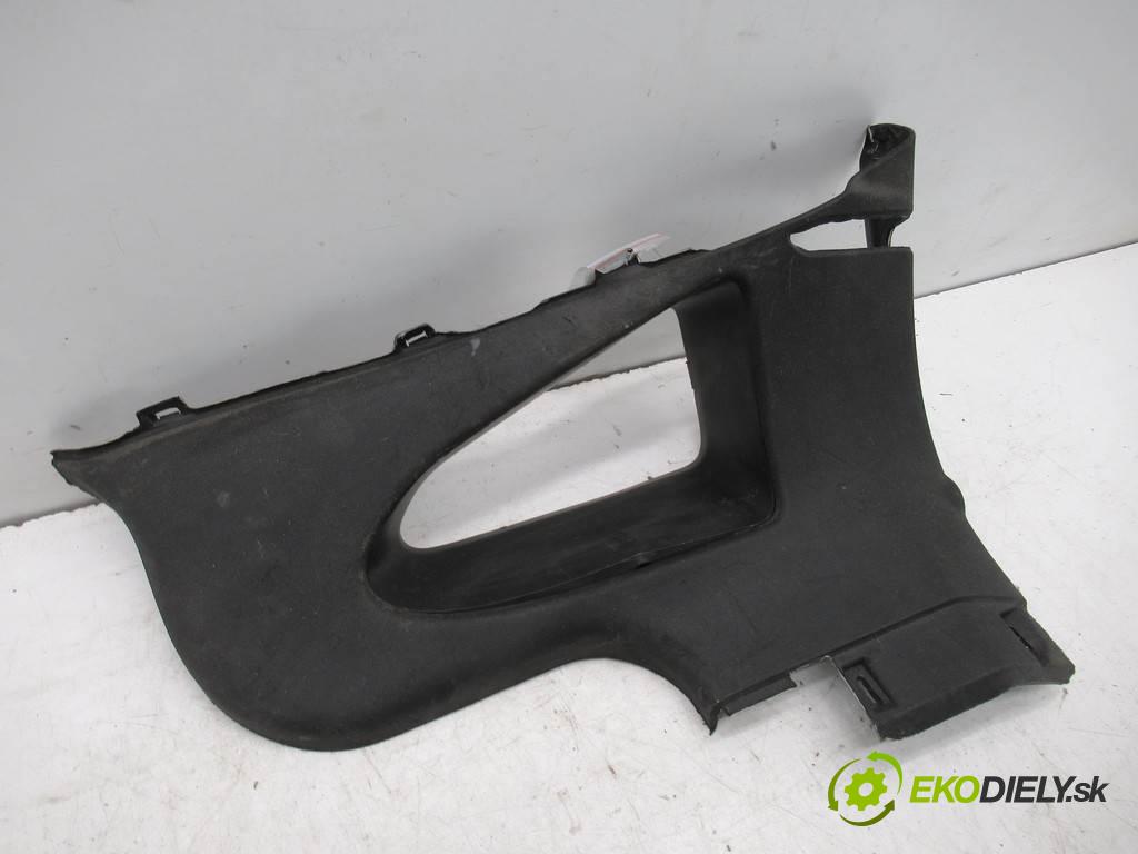 Chevrolet Corvette C7    .  tapacír čalúnenie kufra ľavá strana