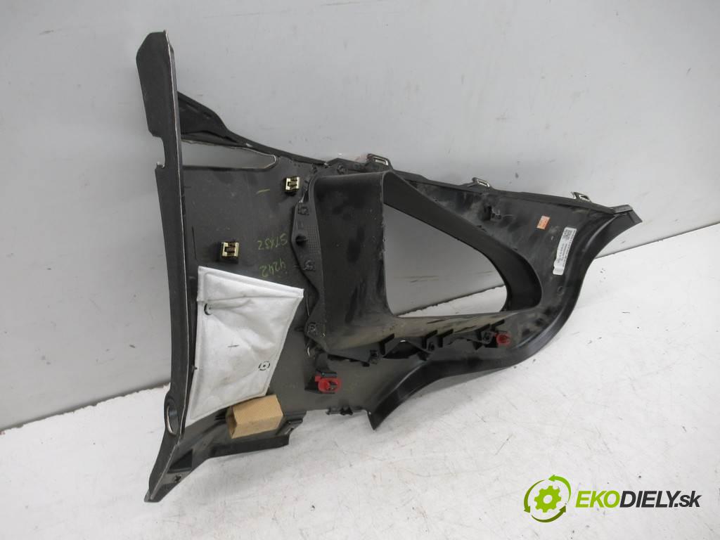 Chevrolet Corvette C7    .  tapacír čalúnenie kufra ľavá strana