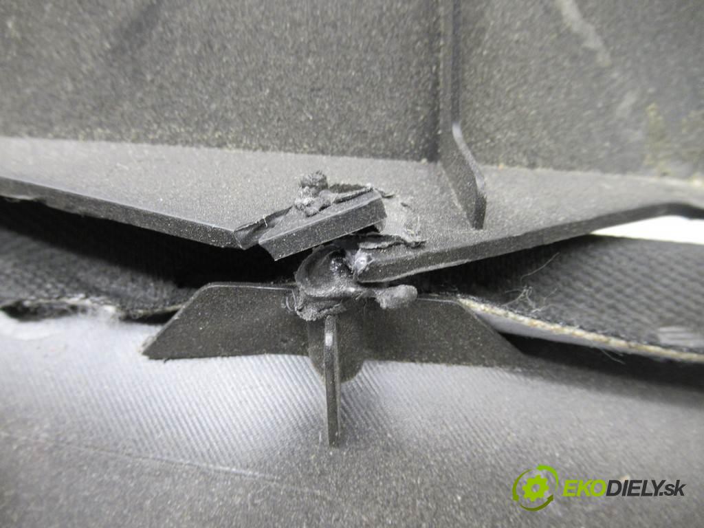 Chevrolet Corvette C7    .  tapacír čalúnenie kufra ľavá strana