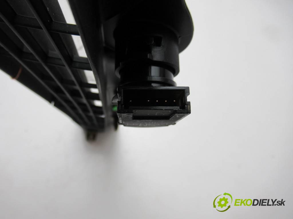 Chevrolet Corvette C7    .  Lišta interiéru