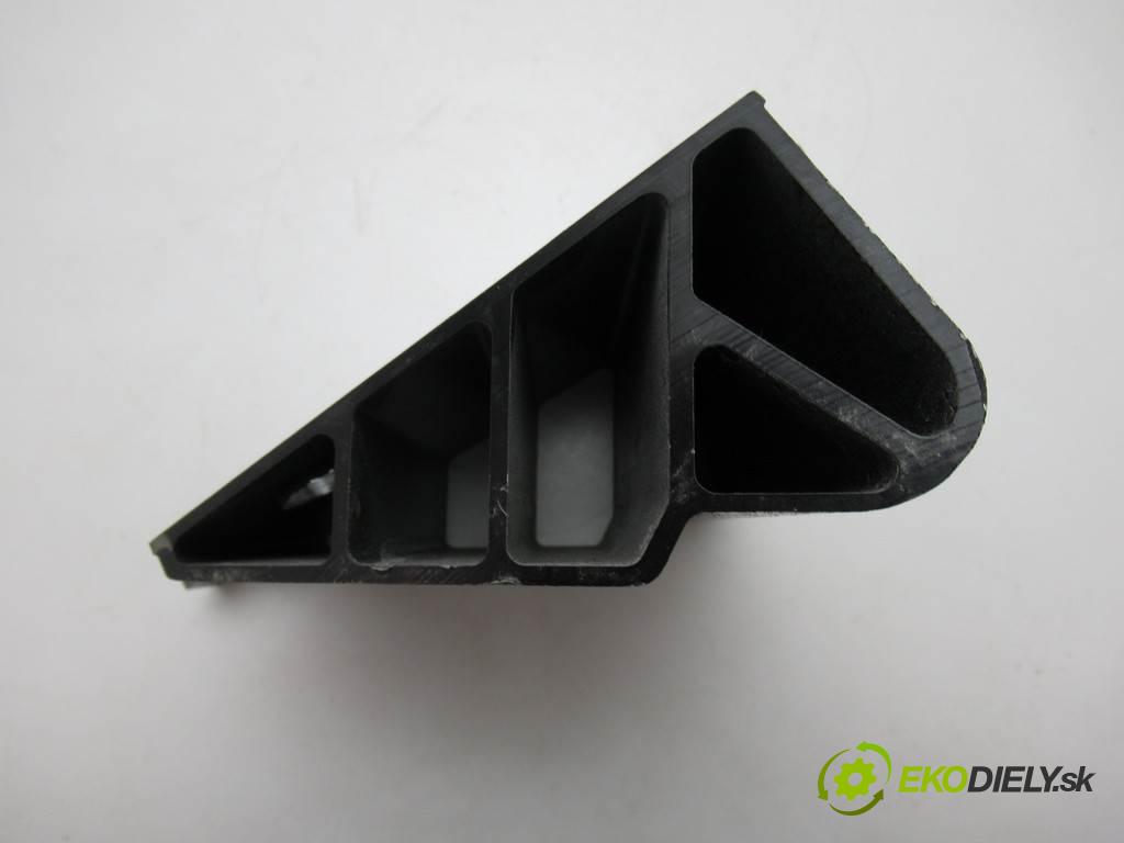 Chevrolet Corvette C7    .  držiak rám zad ľavy