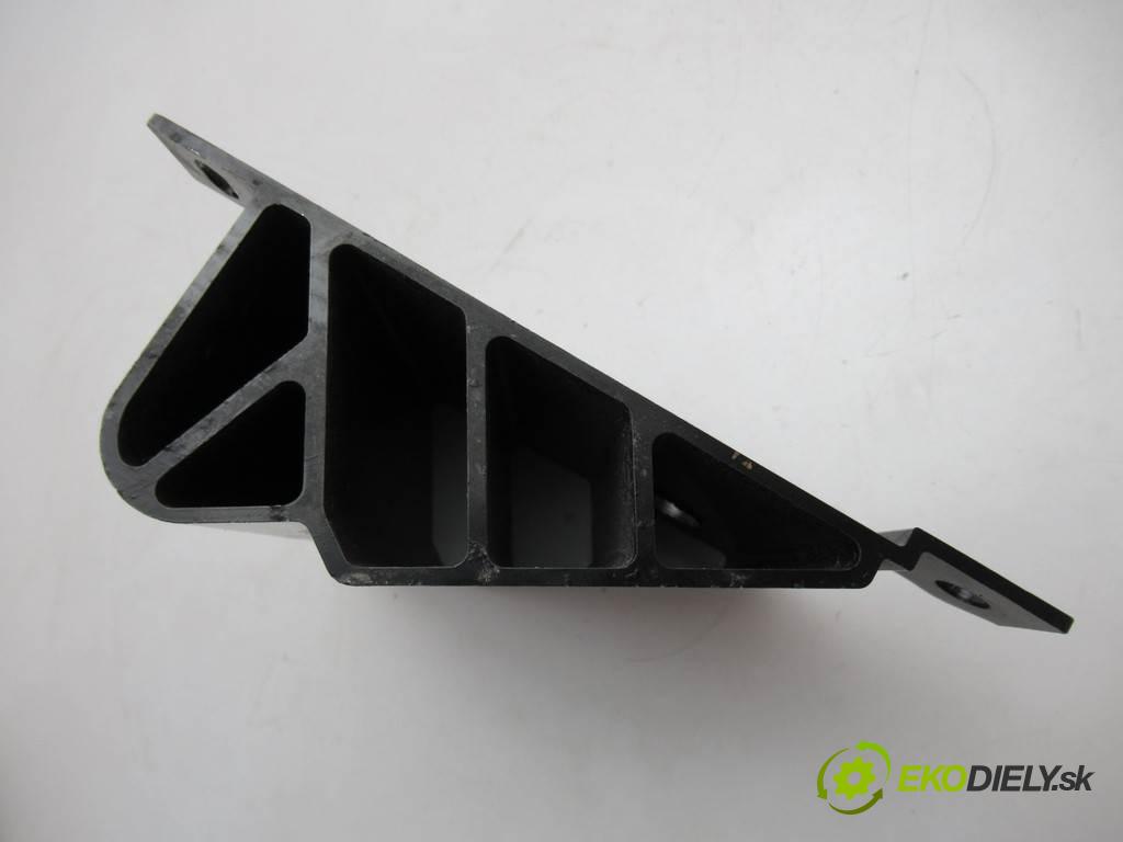 Chevrolet Corvette C7    .  držiak rám zad ľavy