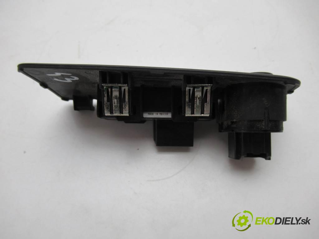 Chevrolet Corvette C7    .  Panel ovládania spätných zrkadiel 83482