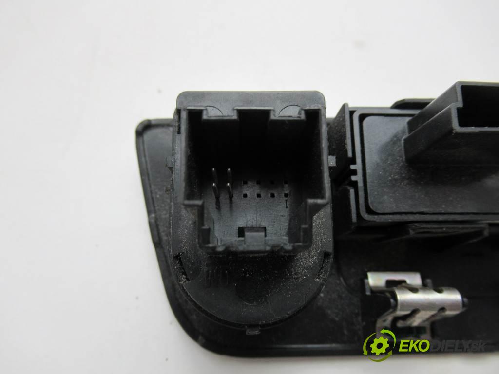 Chevrolet Corvette C7    .  Panel ovládania spätných zrkadiel 83482