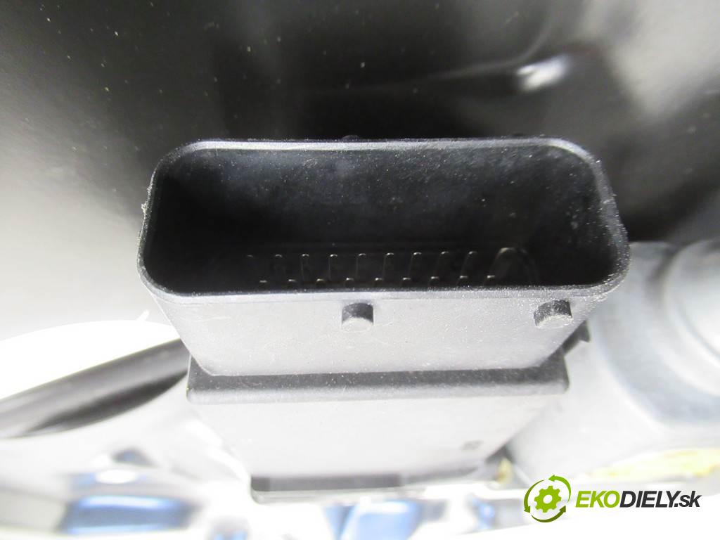 Volkswagen Bora  1999 85 kW SEDAN 4D 2.0B 115KM 98-05 2000 mechanismus okna přední část levý 1J4837729AA