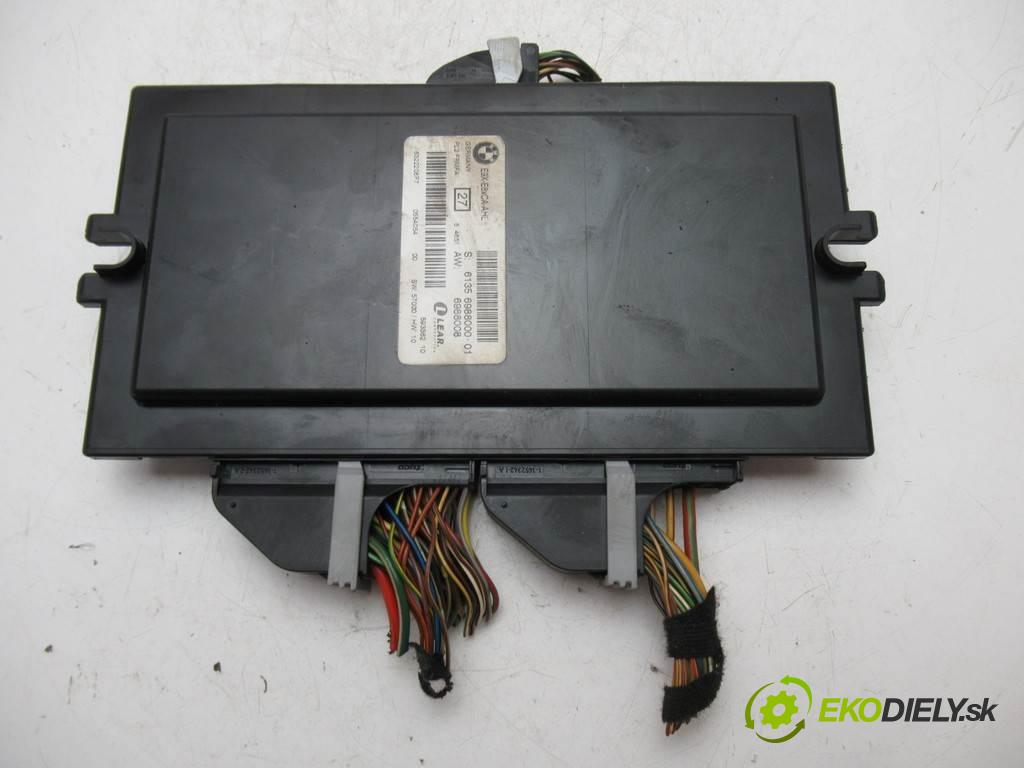 BMW E90    KOMBI 5D 2.0D 163KM 04-08  modul světel 6988000 (Ostatní)