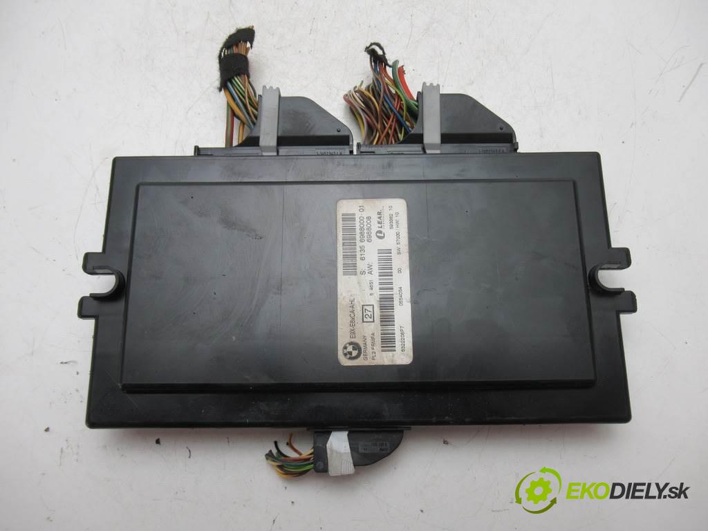 BMW E90    KOMBI 5D 2.0D 163KM 04-08  modul světel 6988000 (Ostatní)