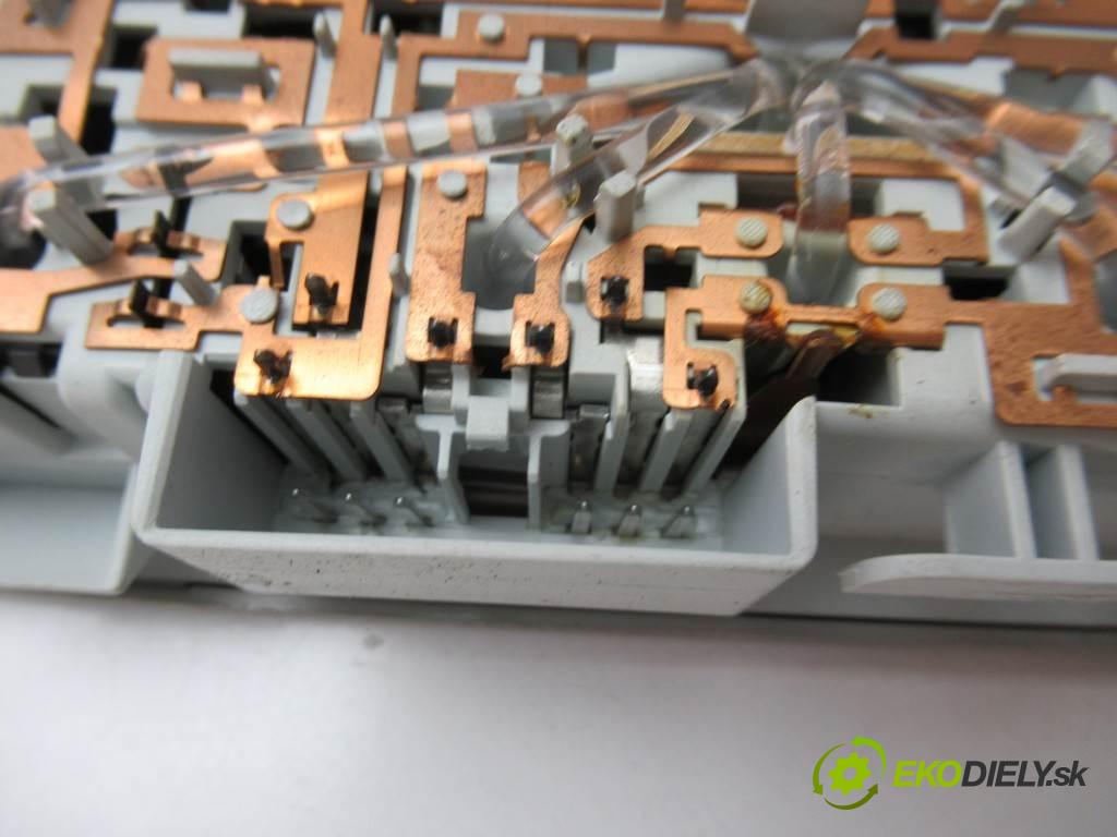 Opel Insignia  2009 96 kW HATCHBACK 5D 2.0CDTI 160KM 08-13 2000 světlo stropní 316627975 (Osvětlení interiéru)