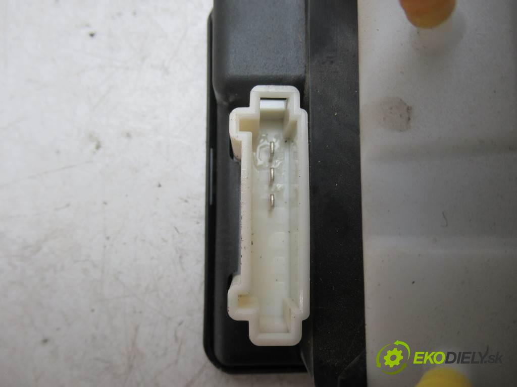 Mercedes-Benz W168  1999  1.4B 82KM 97-04 1400 motorek centrálního zámku 1688000148 (Řídicí jednotky centrálního zámku)